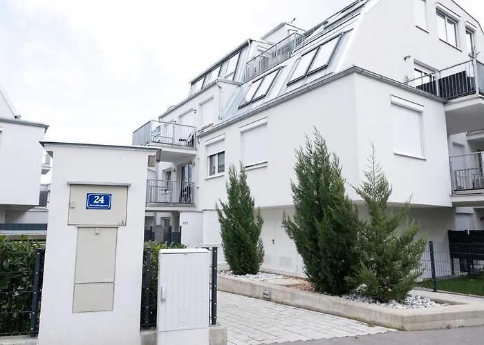 Modern Apartment With Tiny Garden Near City Center